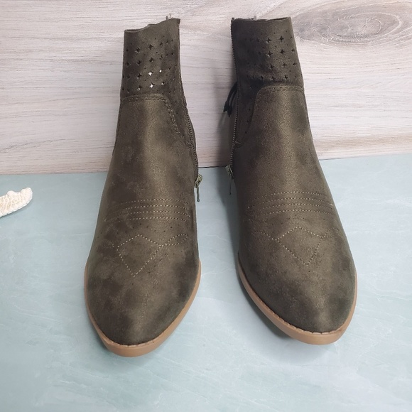 New! Western Laser-Cut Booties - Picture 7 of 8